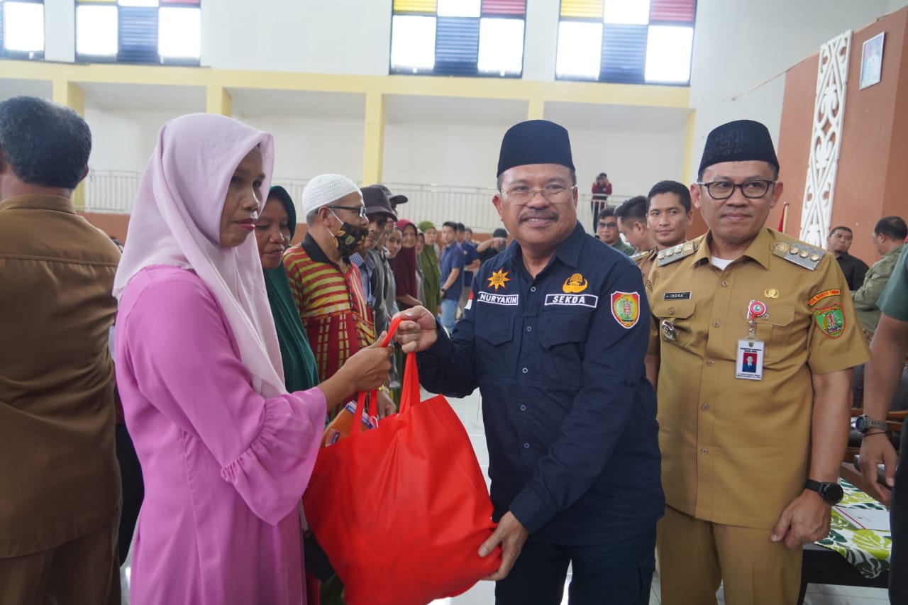 Kegiatan berbagi berkah telah menjadi salah satu bentuk kepedulian sosial yang penting, terutama di tengah tantangan ekonomi dan sosial yang dihadapi masyarakat. Di Provinsi Kalimantan Tengah, Sekretaris Daerah (Sekda) Provinsi Kalimantan Tengah, menciptakan momentum positif melalui berbagai kegiatan sosial yang melibatkan masyarakat, khususnya di Kabupaten Barito Timur. Kegiatan ini bukan hanya sekadar bentuk kepedulian, melainkan juga sebagai upaya untuk memperkuat tali silaturahmi dan membangun rasa solidaritas di antara masyarakat. Dalam artikel ini, kita akan menjelajahi lebih dalam mengenai upaya Sekda Prov. Kalteng dalam berbagi berkah bersama masyarakat Barito Timur, serta dampak positif yang ditimbulkannya bagi komunitas lokal. 1. Peran Sekda dalam Masyarakat Sekretaris Daerah Provinsi Kalteng memiliki peran yang sangat strategis dalam pembangunan dan pelayanan masyarakat. Dalam kapasitasnya, Sekda tidak hanya bertanggung jawab terhadap administrasi pemerintahan, tetapi juga sebagai penghubung antara pemerintah dan masyarakat. Berbagai program yang dilaksanakan oleh Sekda sering kali diarahkan untuk memenuhi kebutuhan dasar masyarakat serta mengatasi permasalahan sosial yang ada. Keberadaan Sekda dalam kegiatan berbagi berkah di Barito Timur memberikan dampak yang signifikan. Melalui program-program yang dirancang untuk membantu masyarakat, Sekda berupaya untuk mengurangi kesenjangan sosial dan meningkatkan kualitas hidup. Misalnya, peluncuran program bantuan sembako, pelatihan keterampilan, serta penyediaan akses kesehatan bagi masyarakat kurang mampu. Kegiatan-kegiatan ini tidak hanya memberikan bantuan langsung, tetapi juga membuka kesempatan bagi masyarakat untuk mandiri dan berkontribusi lebih dalam pembangunan daerah. Lebih dari sekedar kegiatan amal, peran Sekda dalam berbagi berkah ini menciptakan ruang dialog antara pemerintah dan masyarakat. Melalui interaksi langsung, Sekda dapat memahami aspirasi serta kebutuhan masyarakat secara lebih mendalam. Hal ini penting untuk merumuskan kebijakan yang tepat sasaran dan efektif. Dengan mengedepankan pendekatan kolaboratif, Sekda berperan dalam menciptakan rasa memiliki di kalangan masyarakat terhadap program-program pemerintah. 2. Kegiatan Berbagi Berkah di Barito Timur Kegiatan berbagi berkah di Barito Timur meliputi berbagai bentuk bantuan dan program sosial yang bertujuan untuk meningkatkan kesejahteraan masyarakat. Salah satu kegiatan yang menonjol adalah distribusi bantuan sembako kepada keluarga kurang mampu. Kegiatan ini diadakan dengan melibatkan berbagai elemen masyarakat, mulai dari pemerintah daerah, organisasi masyarakat sipil, hingga relawan lokal. Proses distribusi bantuan sembako dilakukan dengan cara yang terencana. Tim dari pemerintah daerah berkoordinasi dengan kepala desa dan tokoh masyarakat untuk menentukan keluarga yang benar-benar membutuhkan. Pendekatan ini memastikan bahwa bantuan yang diberikan tepat sasaran dan dapat memberikan manfaat maksimal. Selain sembako, Sekda juga memberikan perhatian kepada aspek pendidikan dan kesehatan. Dengan melibatkan sekolah-sekolah dan puskesmas setempat, berbagai program edukasi kesehatan dan pelatihan keterampilan juga diselenggarakan. Kegiatan berbagi berkah ini tidak hanya berfokus pada bantuan fisik, tetapi juga pada peningkatan kesadaran masyarakat mengenai pentingnya kesehatan dan pendidikan. Misalnya, diadakan seminar tentang pola hidup sehat, serta pelatihan keterampilan yang dapat meningkatkan daya saing masyarakat di pasar kerja. Dengan demikian, kegiatan ini diharapkan dapat memberikan dampak jangka panjang bagi masyarakat Barito Timur. Keterlibatan aktif masyarakat dalam setiap kegiatan juga menjadi salah satu poin penting. Hal ini mencerminkan rasa kepemilikan masyarakat terhadap program-program yang dilaksanakan. Kegiatan berbagi berkah ini bukan hanya sekadar acara seremonial, tetapi merupakan upaya bersama untuk membangun komunitas yang lebih kuat dan mandiri. 3. Dampak Positif Kegiatan Berbagi Berkah Dampak dari kegiatan berbagi berkah yang dilakukan oleh Sekda Prov. Kalteng bersama masyarakat Barito Timur sangatlah signifikan. Pertama, dari sisi sosial, kegiatan ini membantu memperkuat ikatan antar warga. Masyarakat yang terlibat dalam kegiatan ini cenderung lebih peka terhadap kebutuhan satu sama lain, sehingga menciptakan lingkungan yang lebih harmonis. Dari segi ekonomi, bantuan yang diberikan dapat meringankan beban keluarga kurang mampu. Dengan adanya bantuan sembako, mereka dapat mengalokasikan anggaran keluarga untuk kebutuhan lain, seperti pendidikan anak atau kebutuhan kesehatan. Hal ini berkontribusi pada peningkatan kualitas hidup secara keseluruhan. Selain itu, pelatihan keterampilan yang diadakan juga memberikan dampak positif bagi perekonomian lokal. Masyarakat yang mendapat pelatihan dapat meningkatkan kapasitas diri, sehingga mampu menciptakan lapangan pekerjaan baru atau berwirausaha. Di sisi lain, kegiatan berbagi berkah juga memberikan dampak positif bagi reputasi pemerintah daerah. Ketika masyarakat melihat pemerintah aktif dalam membantu mereka, tingkat kepercayaan terhadap pemerintah meningkat. Hal ini menjadi modal sosial yang penting dalam menciptakan partisipasi masyarakat dalam program-program pembangunan berikutnya. Lebih jauh lagi, kegiatan ini berpotensi menjadi model bagi daerah lain untuk melaksanakan program serupa. Dengan membangun kesadaran akan pentingnya berbagi dan berkolaborasi, kegiatan berbagi berkah dapat memperkuat fondasi sosial dan ekonomi di kawasan yang lebih luas. 4. Harapan untuk Masa Depan Dengan keberhasilan kegiatan berbagi berkah, harapan untuk masa depan masyarakat Barito Timur dan Provinsi Kalteng semakin menjanjikan. Melihat respons positif dari masyarakat, diharapkan kegiatan serupa dapat terus dilanjutkan dan diperluas cakupannya. Pemerintah daerah diharapkan dapat merumuskan lebih banyak program yang melibatkan partisipasi aktif masyarakat, sehingga bisa memberikan dampak yang lebih luas. Selain itu, penting untuk melibatkan sektor swasta dan organisasi non-pemerintah dalam kegiatan berbagi berkah. Sinergi antara pemerintah, masyarakat, dan sektor swasta dapat menciptakan solusi yang lebih inovatif dan berkelanjutan. Dengan dukungan berbagai pihak, program-program sosial dapat lebih terencana dan terarah, sehingga bisa memberikan manfaat yang lebih besar bagi masyarakat. Melihat ke depan, kegiatan berbagi berkah diharapkan bukan hanya menjadi kegiatan tahunan, tetapi juga menjadi bagian dari kultur masyarakat. Kegiatan ini dapat menjadi inspirasi untuk membangun rasa solidaritas dan kepedulian sosial yang lebih dalam di kalangan masyarakat. Dengan cara ini, Barito Timur tidak hanya akan menjadi daerah yang mandiri secara ekonomi, tetapi juga kaya akan nilai-nilai sosial yang positif.