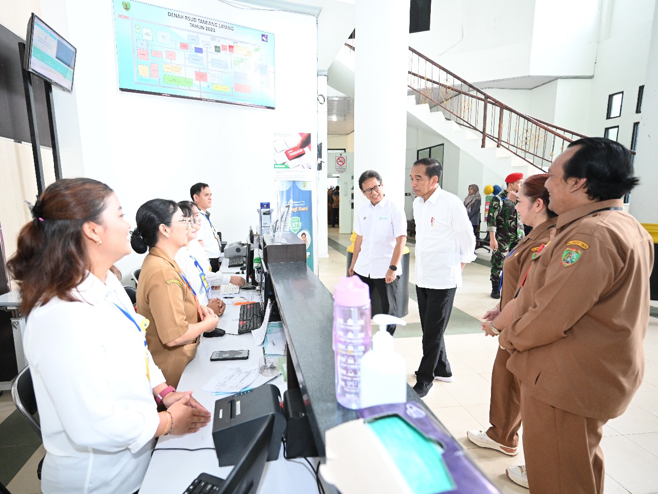 Tanggal 15 Maret 2023, Presiden Joko Widodo (Jokowi) melakukan kunjungan kerja ke Barito Timur, Kalimantan Tengah. Kunjungan ini merupakan bagian dari program kerja pemerintah dalam upaya mempercepat pembangunan infrastruktur dan meningkatkan kesejahteraan masyarakat di daerah-daerah terpencil. Barito Timur dikenal dengan kekayaan sumber daya alam dan potensi pertanian yang melimpah, namun juga menghadapi berbagai tantangan dalam pengelolaannya. Dalam kunjungan tersebut, Presiden Jokowi tidak hanya bertemu dengan masyarakat setempat, tetapi juga menghadiri sejumlah peresmian proyek infrastruktur yang bertujuan untuk meningkatkan aksesibilitas dan produktivitas daerah. Artikel ini akan membahas lebih dalam mengenai kunjungan Presiden Jokowi ke Barito Timur, dengan fokus pada empat aspek penting: pembangunan infrastruktur, potensi ekonomi daerah, interaksi sosial dengan masyarakat, serta implementasi program-program pemerintah yang berkaitan. 1. Pembangunan Infrastruktur di Barito Timur Pembangunan infrastruktur merupakan salah satu fokus utama dalam kunjungan Presiden Jokowi ke Barito Timur. Dalam rangka meningkatkan konektivitas antar daerah, pemerintah telah meluncurkan berbagai proyek infrastruktur yang meliputi pembangunan jalan, jembatan, dan fasilitas umum lainnya. Salah satu proyek yang diresmikan adalah pembangunan jalan penghubung antar desa yang diharapkan dapat memperlancar arus barang dan jasa, serta memudahkan akses masyarakat ke pusat-pusat pelayanan. Keberadaan infrastruktur yang memadai sangat penting untuk mendukung pertumbuhan ekonomi daerah. Dengan akses yang lebih baik, potensi sumber daya alam di Barito Timur dapat dikelola secara optimal. Misalnya, hasil pertanian dan perkebunan yang melimpah dapat dipasarkan dengan lebih efisien. Proyek pembangunan jembatan juga akan mengurangi isolasi beberapa desa, yang selama ini menghadapi kesulitan dalam bertransportasi, terutama saat musim hujan. Presiden Jokowi menekankan pentingnya kolaborasi antara pemerintah pusat dan daerah dalam pelaksanaan proyek-proyek ini. Dengan adanya dukungan dari semua pihak, diharapkan setiap proyek infrastruktur dapat terlaksana dengan baik dan sesuai dengan kebutuhan masyarakat. Kunjungan ini bukan hanya sekadar seremonial, tetapi juga menjadi momentum bagi pemerintah untuk mendengar langsung aspirasi masyarakat terkait pembangunan infrastruktur. Lebih lanjut, Jokowi juga mengingatkan pentingnya pemeliharaan infrastruktur yang telah dibangun. Hal ini menjadi krusial agar pembangunan yang telah dilakukan tidak sia-sia dan dapat memberikan manfaat jangka panjang bagi masyarakat. Dengan pemeliharaan yang baik, infrastruktur dapat berfungsi optimal, mendukung aktivitas perekonomian, dan meningkatkan kualitas hidup masyarakat Barito Timur. 2. Potensi Ekonomi Daerah Barito Timur Barito Timur memiliki potensi ekonomi yang cukup besar, terutama di sektor pertanian dan perkebunan. Daerah ini dikenal sebagai salah satu penghasil komoditas unggulan seperti kelapa sawit, karet, dan berbagai jenis sayuran. Dalam kunjungan ini, Presiden Jokowi juga memanfaatkan momen untuk meninjau langsung proses produksi dan pemasaran hasil pertanian di daerah tersebut. Salah satu tantangan yang dihadapi oleh petani di Barito Timur adalah minimnya akses terhadap teknologi dan informasi. Melalui kunjungannya, Jokowi mendorong pengembangan teknologi pertanian yang lebih modern, sehingga para petani dapat meningkatkan produktivitas dan kualitas hasil pertanian mereka. Dukungan pemerintah dalam hal penyuluhan, alat pertanian, dan akses pasar menjadi kunci dalam mengoptimalkan potensi ekonomi daerah. Selain sektor pertanian, Barito Timur juga memiliki potensi dalam bidang pariwisata. Dengan kekayaan alam dan budaya yang ada, daerah ini memiliki daya tarik yang cukup besar untuk dikembangkan sebagai destinasi wisata. Jokowi berpesan agar masyarakat setempat dapat memanfaatkan potensi pariwisata ini dengan baik, baik untuk meningkatkan pendapatan daerah maupun untuk memperkenalkan budaya lokal kepada wisatawan. Presiden juga menegaskan pentingnya pengembangan kerjasama antara pelaku usaha lokal dengan pemerintah dan sektor swasta. Dengan menjalin sinergi, diharapkan potensi ekonomi Barito Timur dapat lebih teroptimalkan, memberikan dampak positif bagi kesejahteraan masyarakat dan meningkatkan taraf hidup di daerah tersebut. 3. Interaksi Sosial dengan Masyarakat Kunjungan Presiden Jokowi ke Barito Timur tidak hanya sebatas agenda formal, tetapi juga menjadi kesempatan untuk berinteraksi langsung dengan masyarakat. Dalam event tersebut, Jokowi mengadakan dialog terbuka dengan warga, mendengarkan langsung aspirasi dan keluhan mereka terkait berbagai isu, mulai dari pendidikan, kesehatan, hingga masalah infrastruktur. Interaksi sosial ini sangat penting untuk membangun komunikasi yang baik antara pemerintah dan masyarakat. Dengan mendengarkan langsung suara rakyat, pemerintah dapat lebih memahami kebutuhan dan harapan masyarakat. Ini juga menjadi kesempatan bagi warga untuk menyampaikan harapan mereka kepada pemimpin negara, yang sering kali tidak terjangkau dalam rutinitas sehari-hari. Jokowi juga menekankan pentingnya partisipasi masyarakat dalam pembangunan daerah. Masyarakat diharapkan dapat berperan aktif dalam proses pembangunan, baik melalui kerja sama dengan pemerintah maupun dalam inisiatif swadaya. Dalam dialog tersebut, warga juga diberikan kesempatan untuk menyampaikan ide-ide kreatif yang bisa dijadikan solusi untuk masalah yang mereka hadapi. Lebih lanjut, interaksi sosial ini diharapkan dapat meningkatkan rasa kebersamaan dan kepedulian antar warga. Dalam suasana yang akrab, Jokowi menjelaskan berbagai program pemerintah yang bertujuan untuk meningkatkan kesejahteraan masyarakat, seperti program bantuan sosial, peningkatan kualitas pendidikan, dan akses kesehatan. Dengan adanya program-program tersebut, diharapkan masyarakat dapat merasakan langsung manfaat pembangunan yang dilakukan oleh pemerintah. 4. Implementasi Program Pemerintah di Barito Timur Kunjungan Presiden Jokowi ke Barito Timur juga memberikan kesempatan untuk mengevaluasi implementasi program-program pemerintah di daerah tersebut. Dalam beberapa tahun terakhir, pemerintah telah meluncurkan berbagai program untuk meningkatkan kesejahteraan masyarakat, seperti program Keluarga Harapan, peningkatan akses pendidikan, dan program kesehatan. Dalam kunjungan ini, Jokowi mengingatkan pentingnya transparansi dan akuntabilitas dalam pelaksanaan program-program tersebut. Masyarakat diharapkan dapat ikut serta dalam pengawasan dan memberikan masukan terkait pelaksanaan program. Dengan keterlibatan masyarakat, program-program yang dicanangkan pemerintah diharapkan dapat berjalan lebih efektif dan tepat sasaran. Presiden juga mengajak masyarakat untuk memanfaatkan program-program pemerintah secara maksimal. Misalnya, dalam bidang pendidikan, pemerintah telah memberikan bantuan dana untuk siswa dari keluarga kurang mampu, agar mereka dapat melanjutkan pendidikan hingga ke jenjang yang lebih tinggi. Masyarakat diharapkan dapat meningkatkan kesadaran akan pentingnya pendidikan, sehingga anak-anak di Barito Timur dapat memiliki masa depan yang lebih baik. Jokowi juga menyoroti pentingnya kolaborasi antara berbagai stakeholder dalam melaksanakan program pemerintah. Sinergi antara pemerintah, masyarakat, dan sektor swasta sangat diperlukan untuk menciptakan ekosistem yang mendukung pertumbuhan ekonomi dan kesejahteraan masyarakat. Dengan komitmen bersama, program-program yang telah direncanakan dapat memberikan dampak yang signifikan bagi pembangunan di Barito Timur.