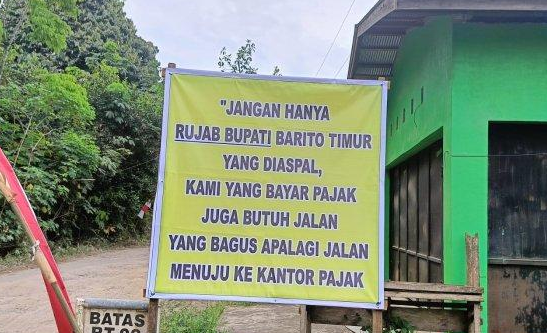 Warga Desa Matabu Pasang Baliho di Belakang Rujab Bupati Bartim, Protes Jalan Tak Kunjung Diaspal