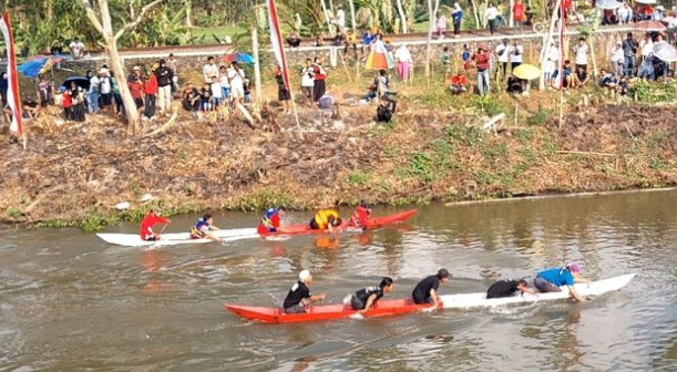 Serunya Lomba Balap Perahu Tradisional di Semarang, Dayung Pakai Tangan Kosong