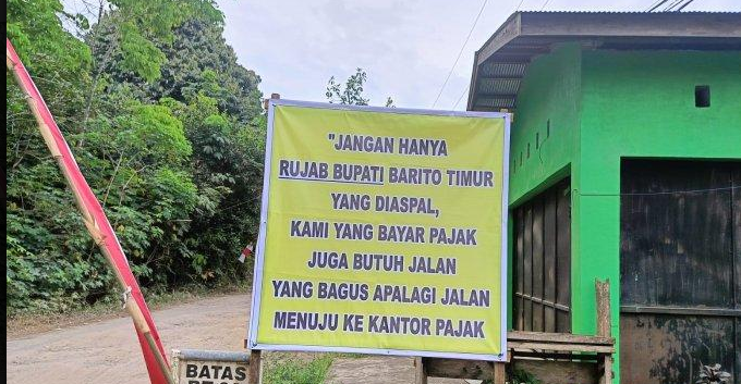 Warga Desa Matabu Pasang Baliho di Belakang Rujab Bupati Bartim, Protes Jalan Tak Kunjung Diaspal